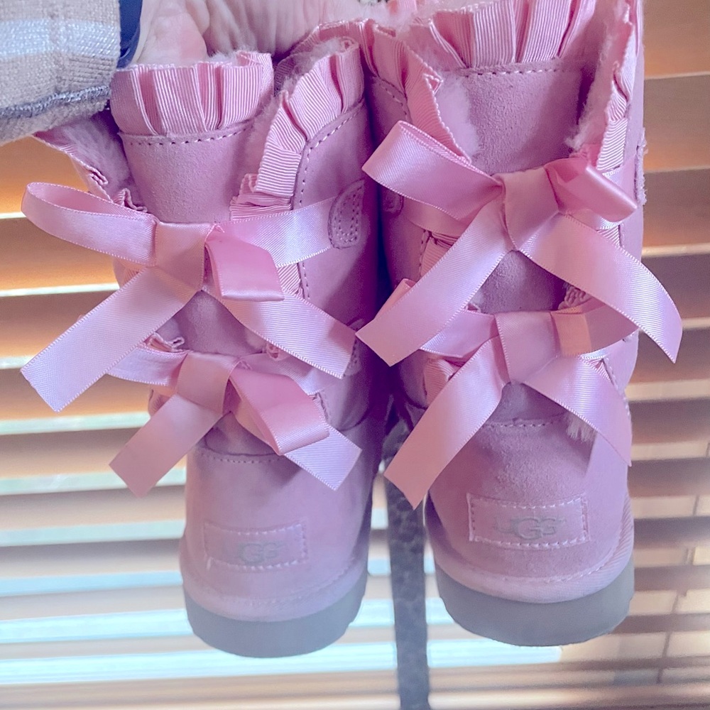 Ugg’s girls boots size 4 pink with bows minimal wear